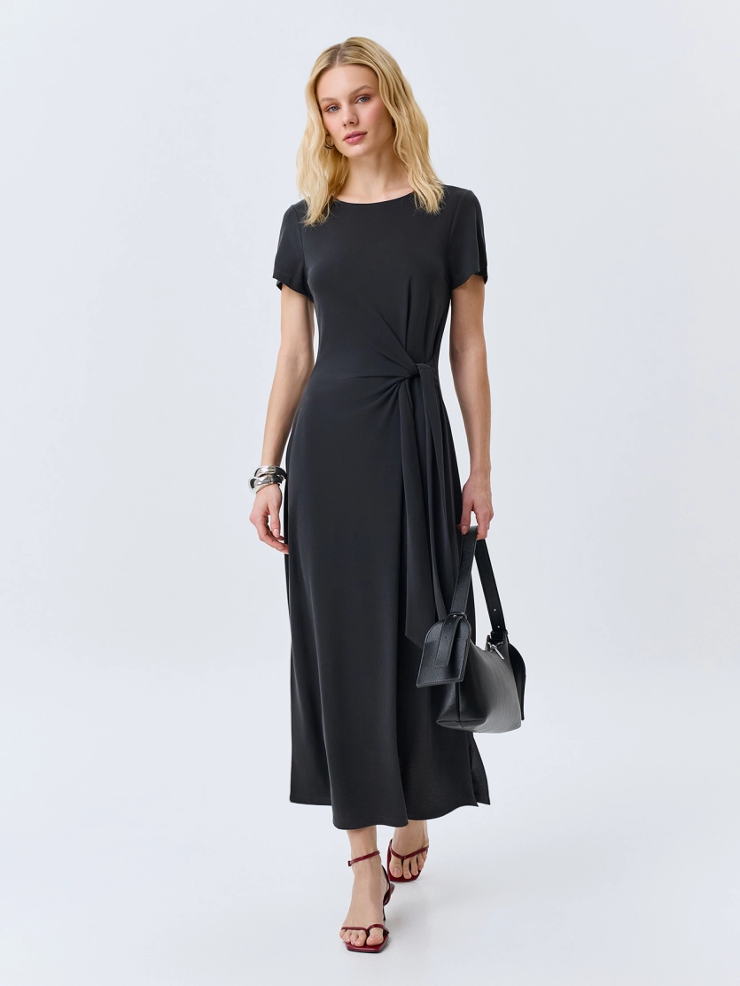Элегантное платье с акцентной драпировкой