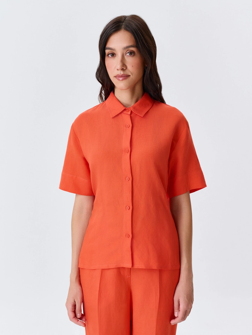 Блузка с разрезом на спине 