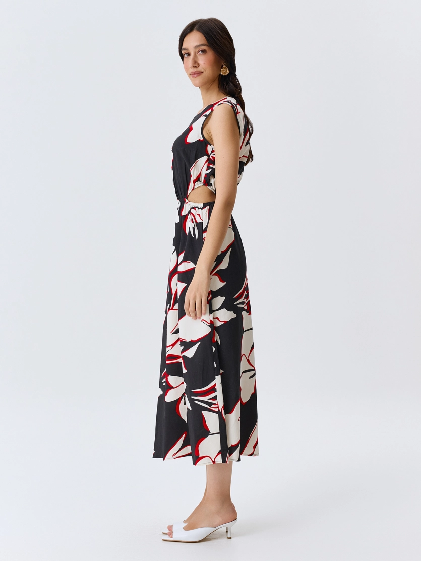 Платье с акцентными вырезами 