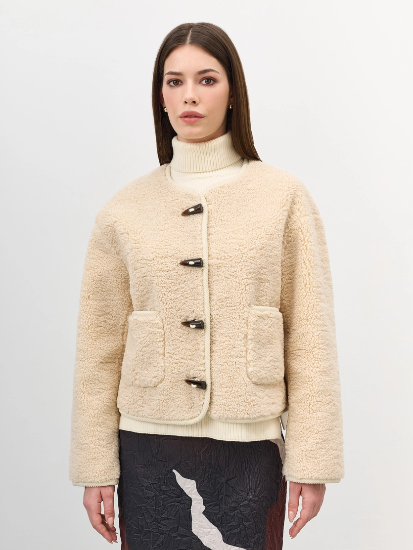Плюшевый жакет с декоративной застежкой