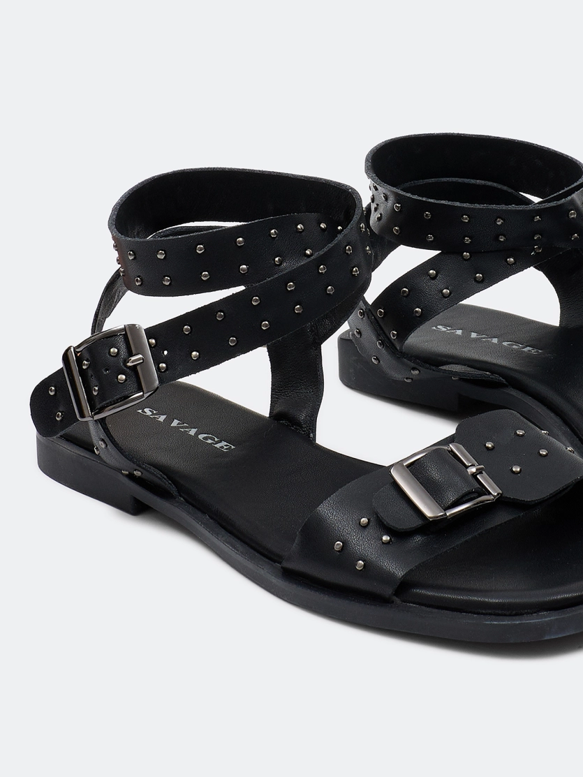 Сандалии с металлическими клепками