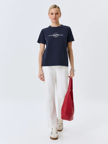 Футболка с деликатным принтом 