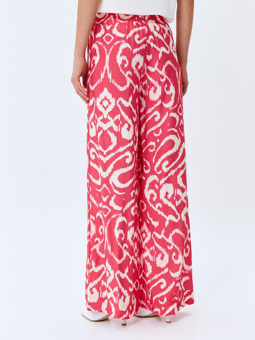 Яркие брюки с этническим принтом