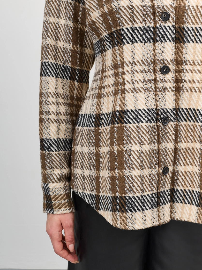 Приталенная рубашка в клетку