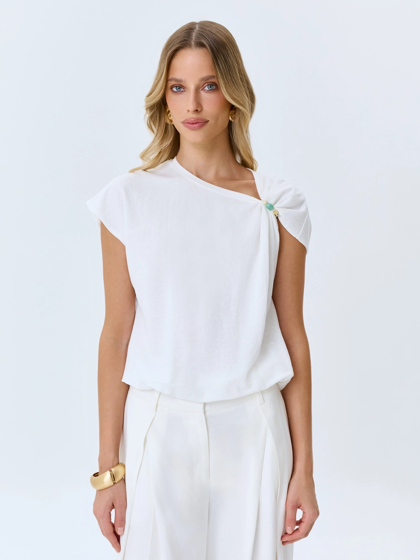 Топ с асимметричным декором