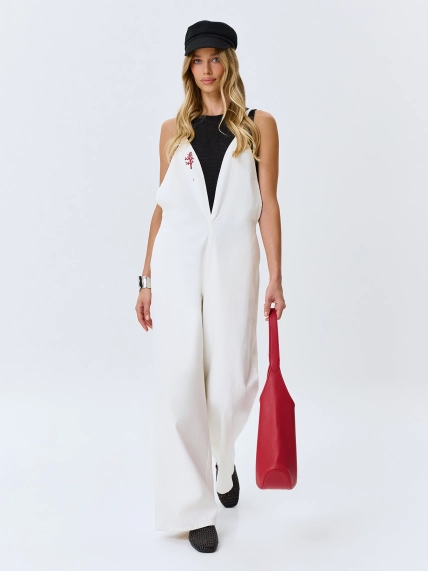 Белый джинсовый комбинезон 