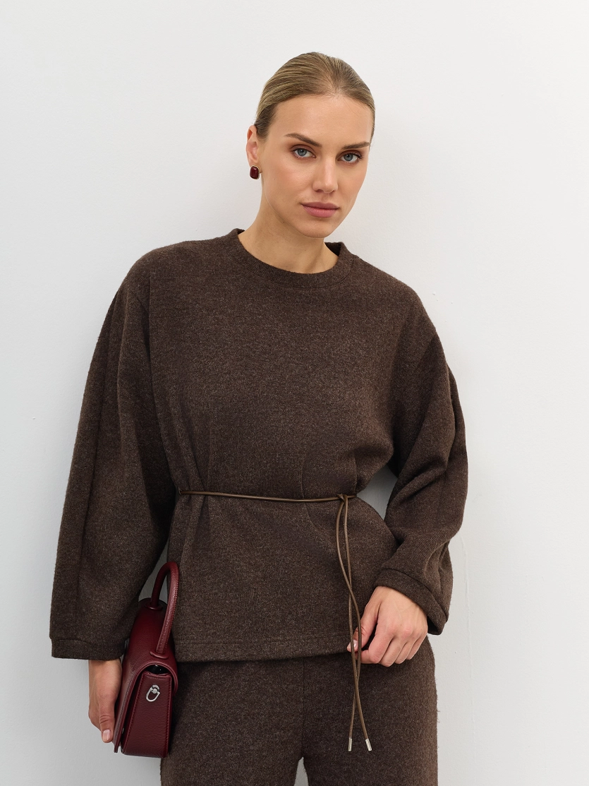 Теплый джемпер с тонким поясом