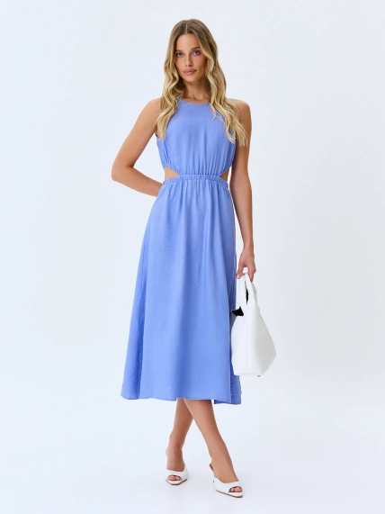 Яркое платье из района с вырезами