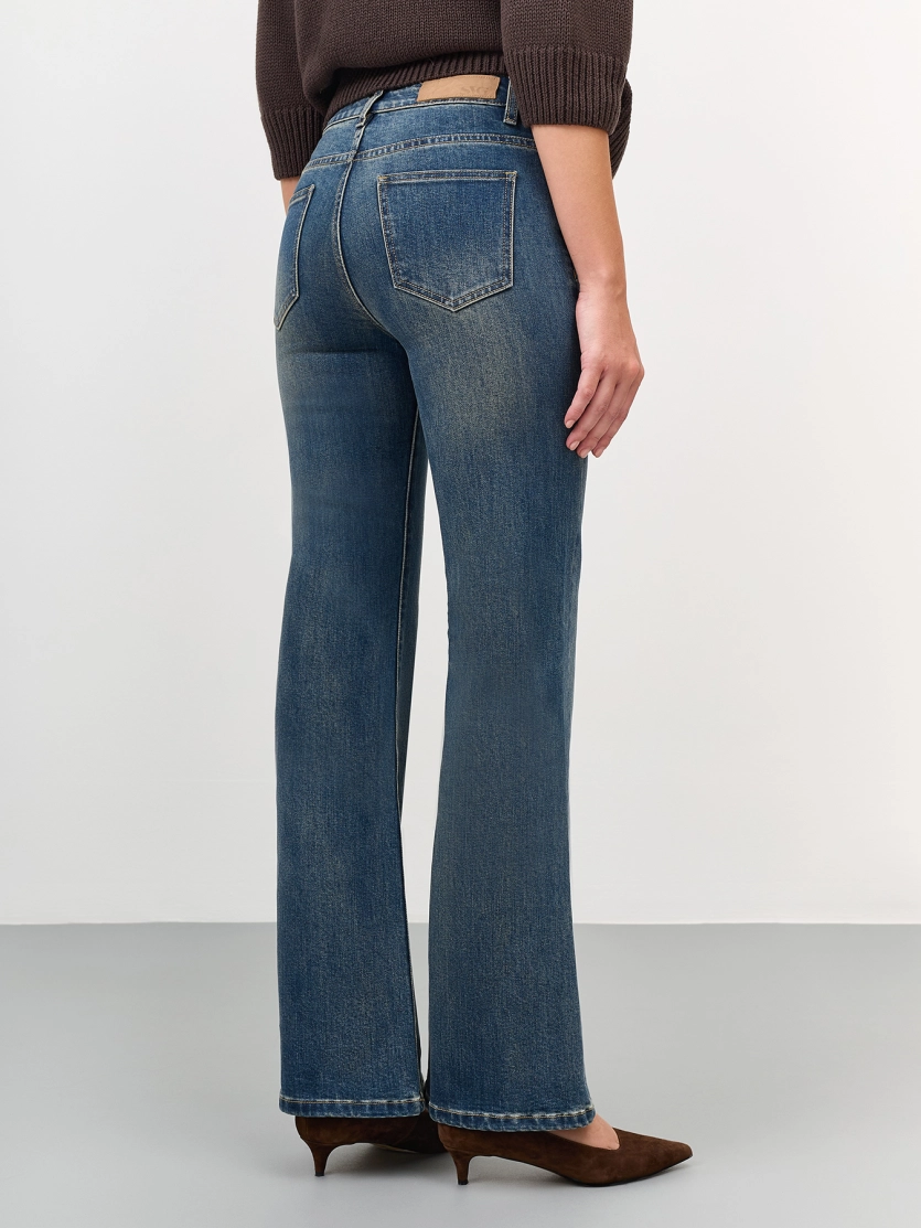 Джинсы Bootcut с застроченными стрелками