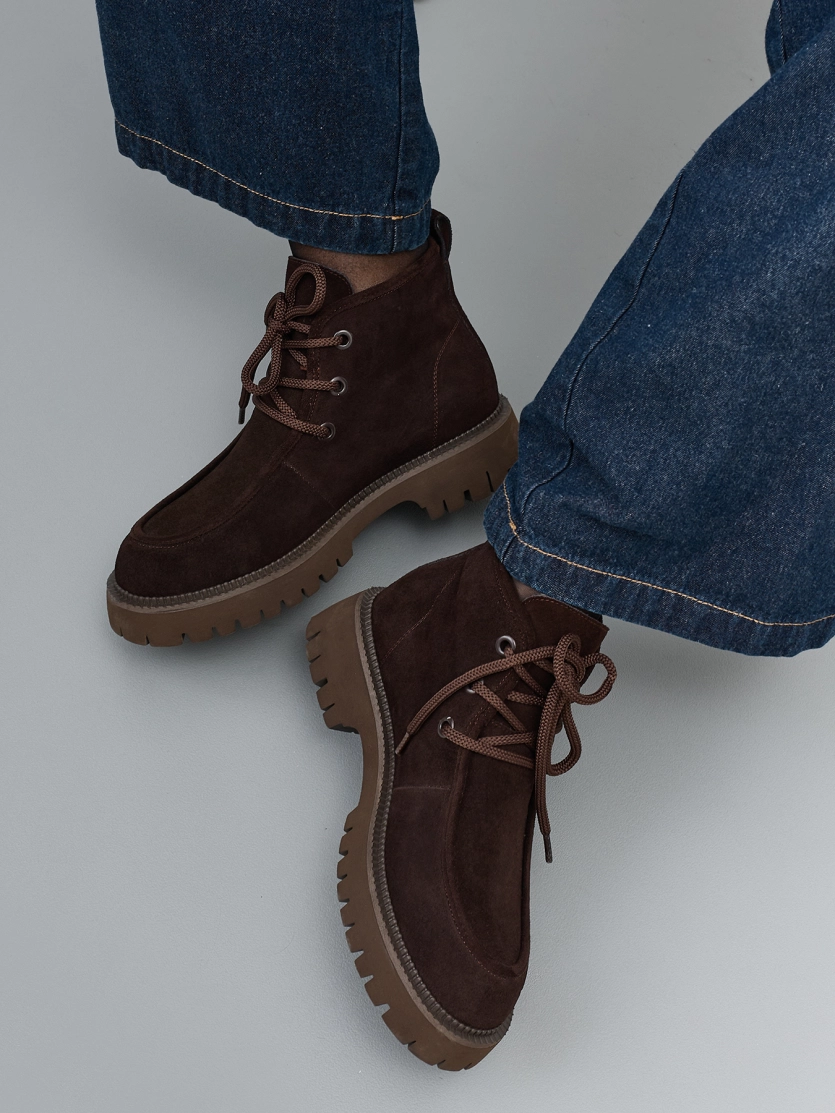 Ботинки из натуральной замши на рифленой подошве