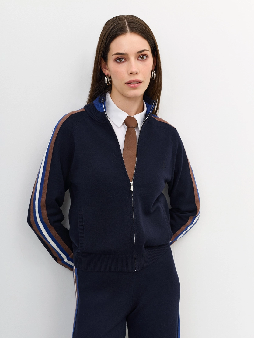 Вязаный бомбер с лампасами