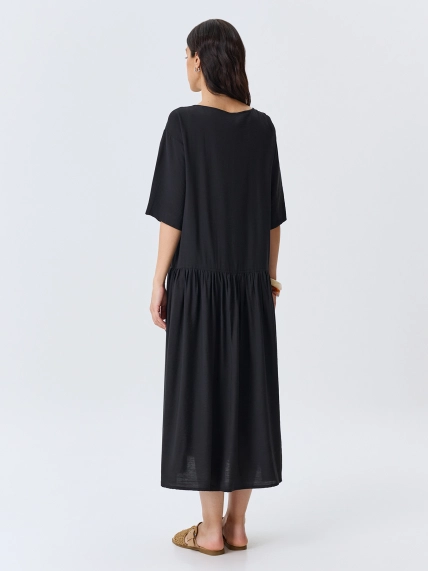 Платье из тенселя с акцентным поясом