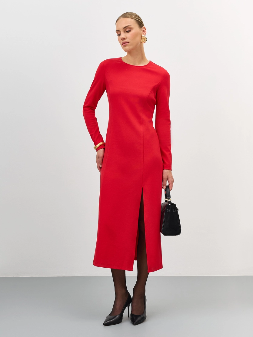 Трикотажное платье с высоким разрезом