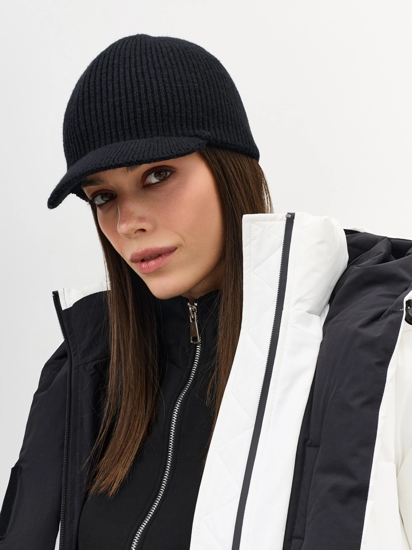 Вязаная кепка с козырьком 