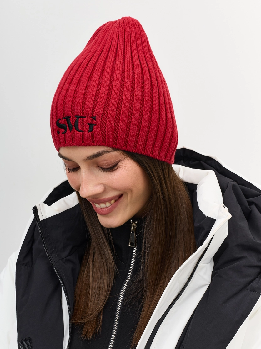 Тонкая шапка с вышивкой