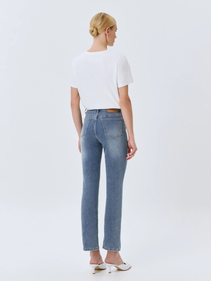 Джинсы slim fit с акцентными швами