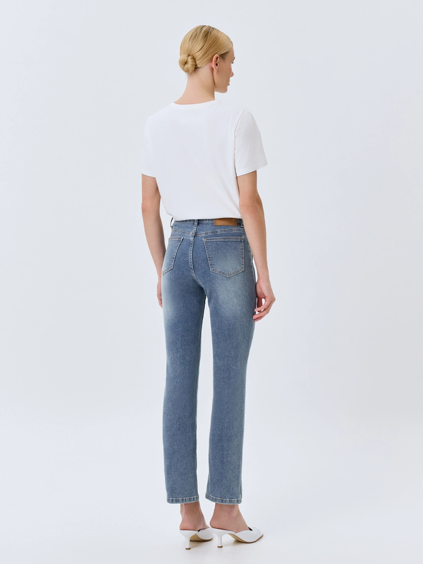 Джинсы slim fit с акцентными швами