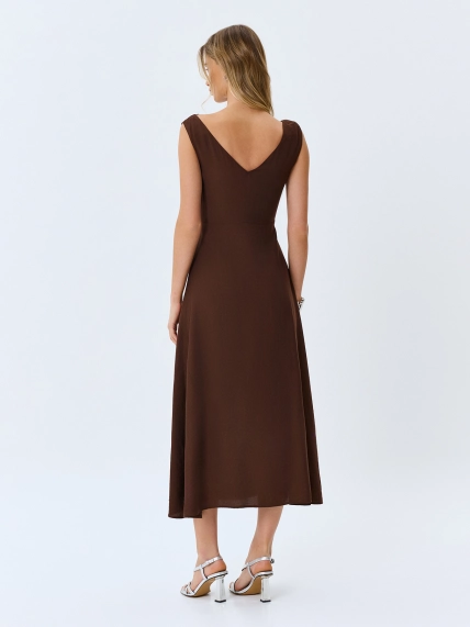 Платье-миди с асимметричным вырезом