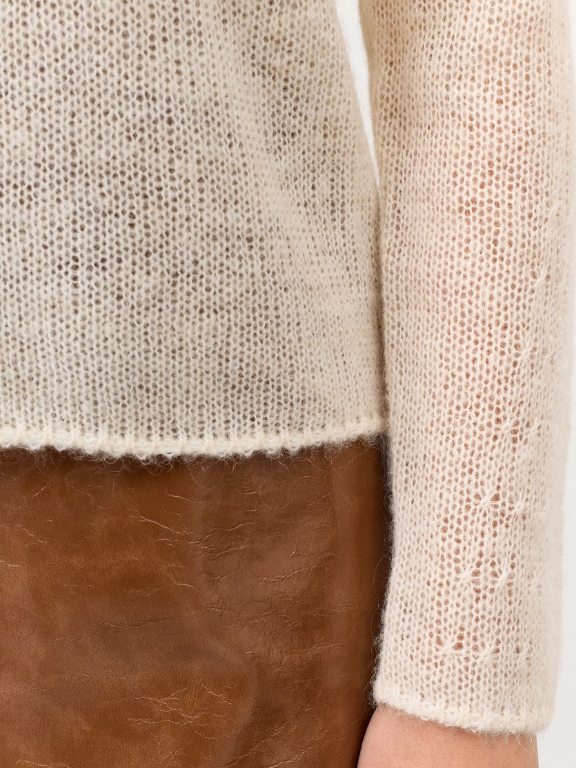 Тонкий джемпер с V-образным вырезом