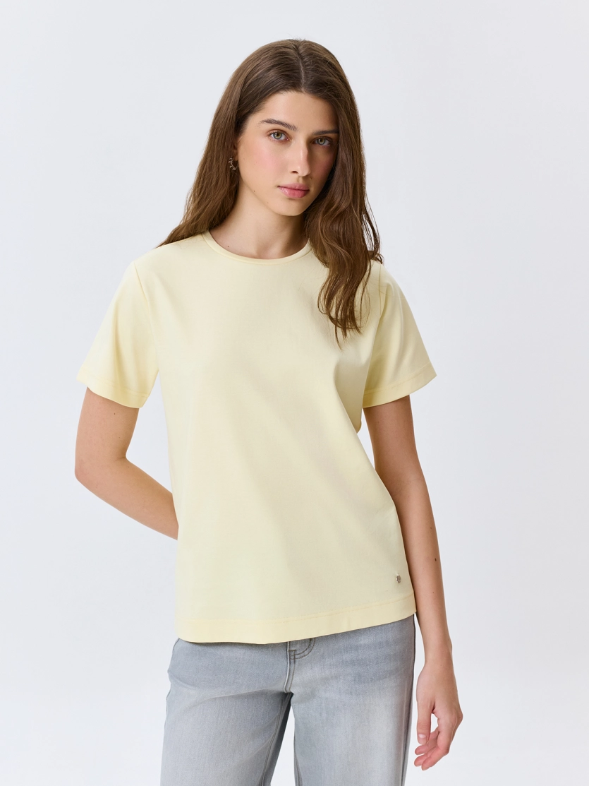 Базовая яркая футболка