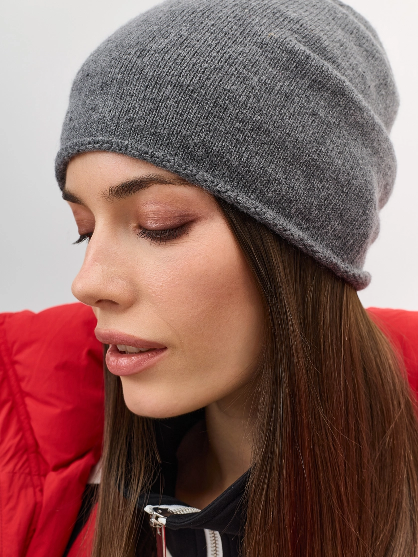 Шапка с минималистичным декором