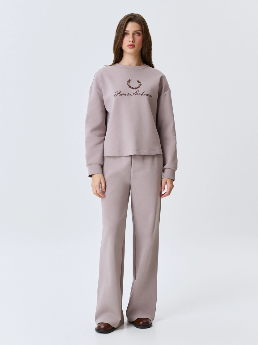 Oversize свитшот с деликатной вышивкой