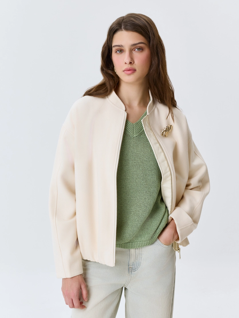 Oversize бомбер с акцентной брошью