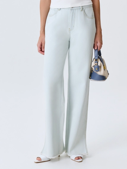 Светлые джинсы с разрезами 