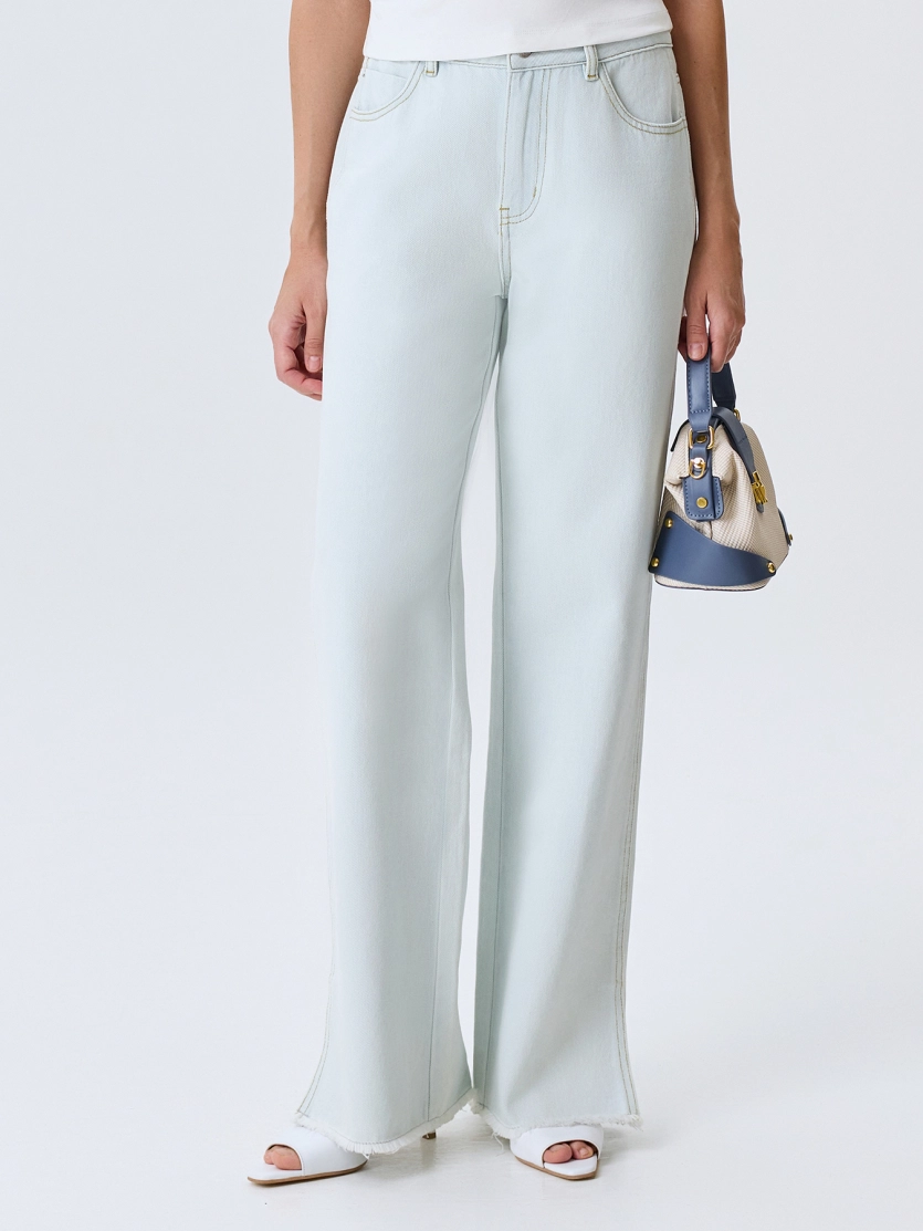 Светлые джинсы с разрезами 