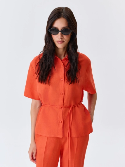 Блузка с разрезом на спине 