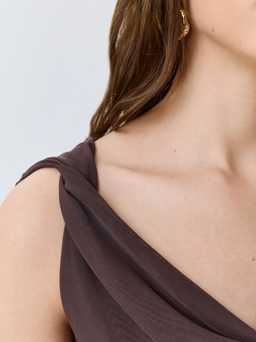 Платье с открытыми плечами