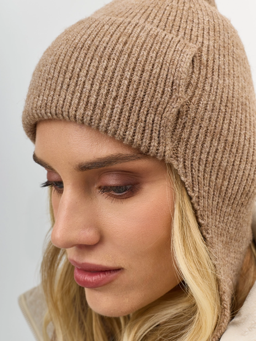 Шапка-чепчик с шерстью