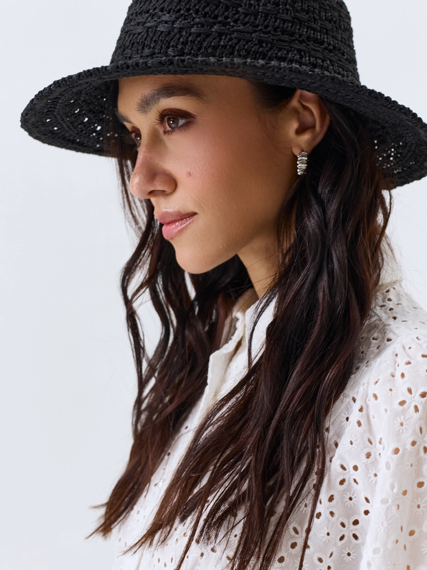 Плетеная шляпа с прямыми полями