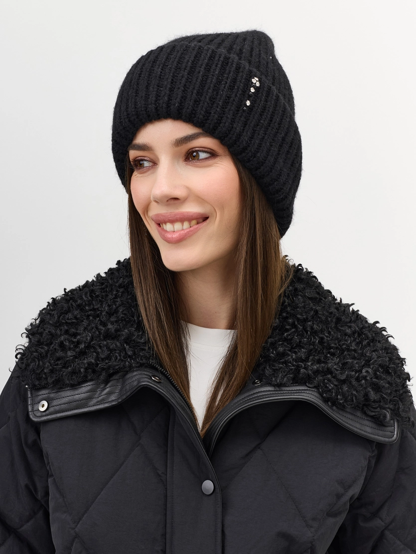 Шапка бини с минималистичным декором