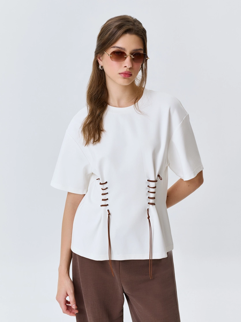 Джемпер с контрастной шнуровкой