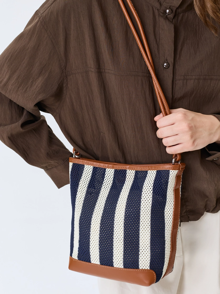 Комплект из плетеной сумки и косметички