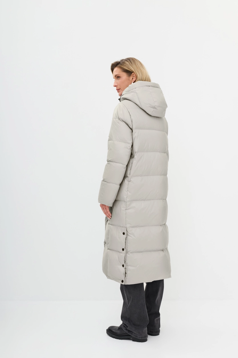 Длинный пуховик с контрастными деталями