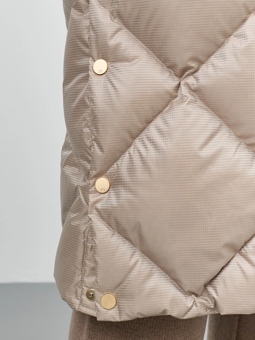 Пуховое пальто из фактурной ткани 