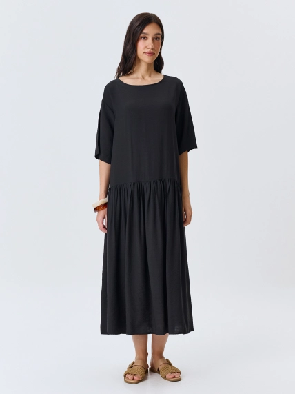 Платье из тенселя с акцентным поясом
