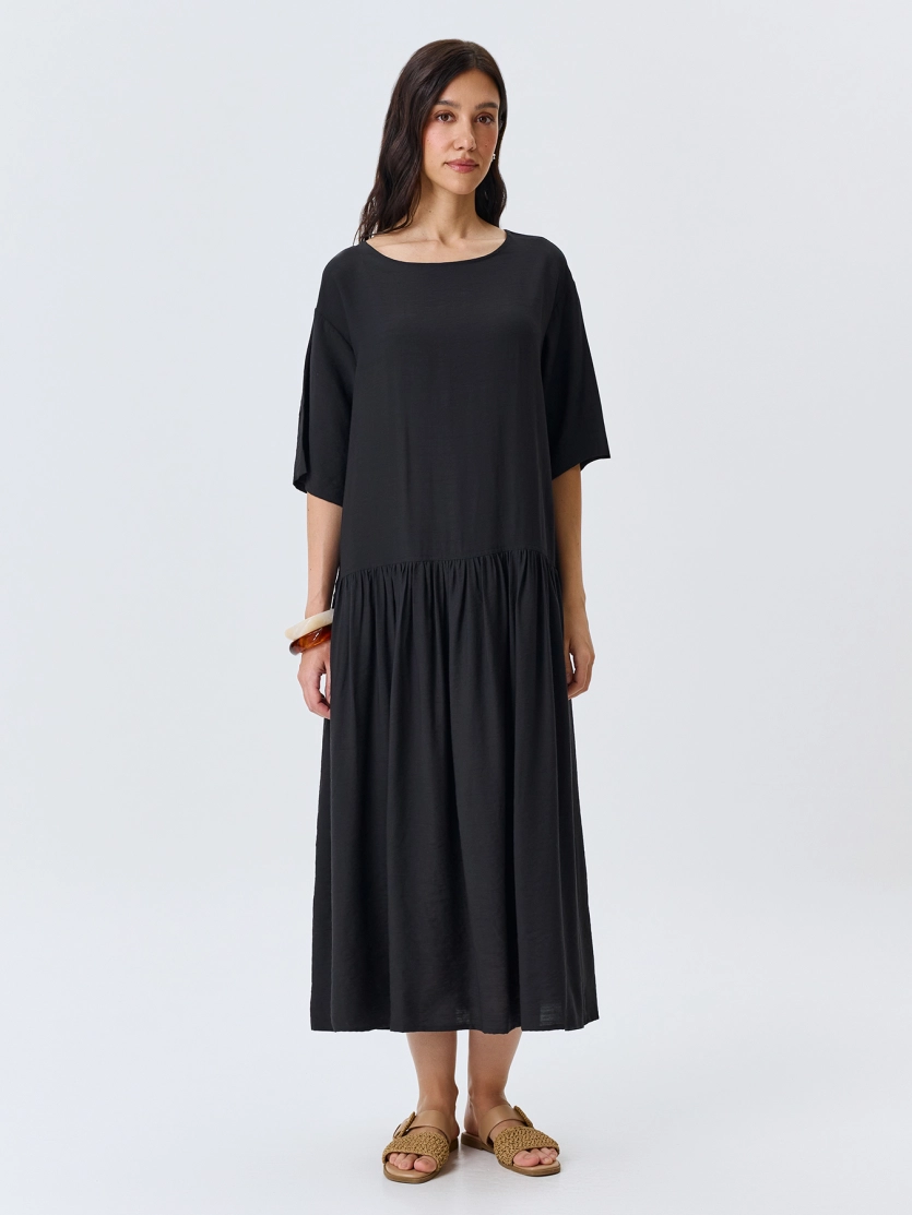 Платье из тенселя с акцентным поясом