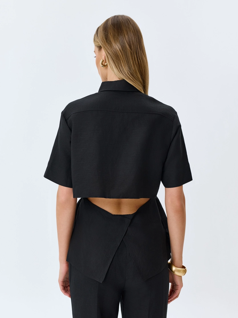 Блузка с разрезом на спине 