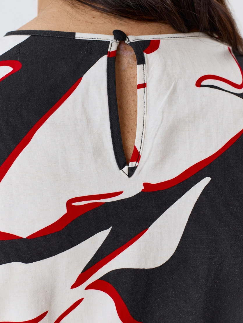 Платье с акцентными вырезами 