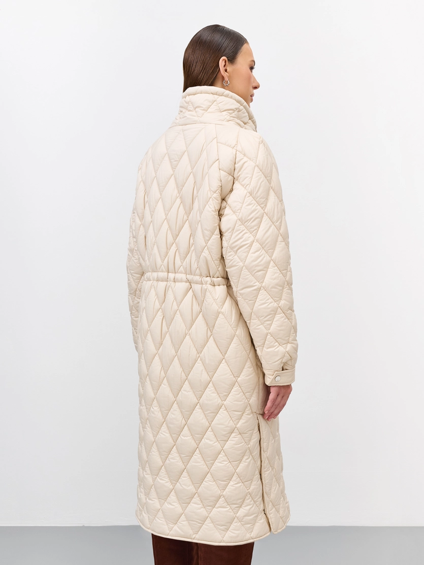 Легкое пальто с акцентным воротником