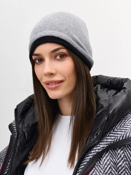 Тонкая шапка с контрастной отделкой