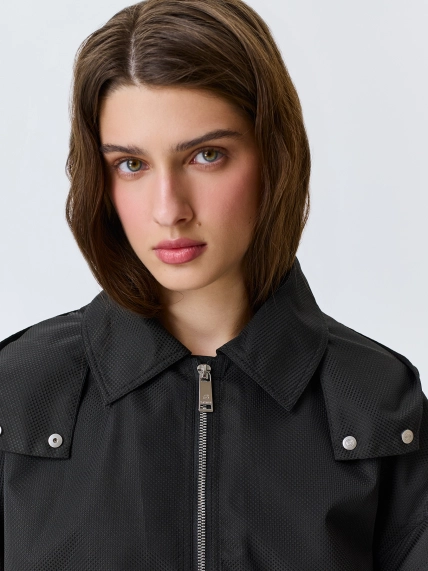 Ветровка с яркой подкладкой