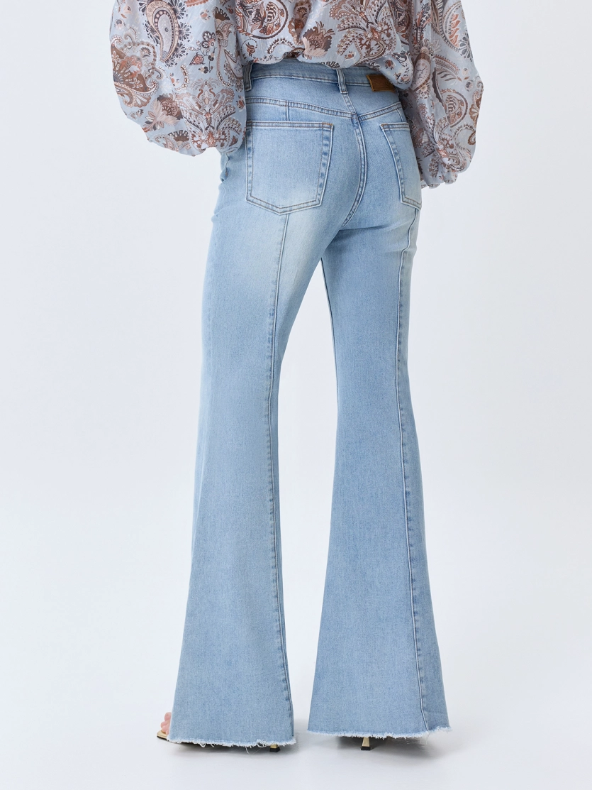 Джинсы клёш с акцентными стрелками