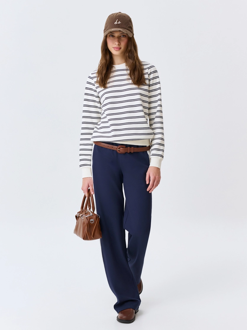 Свободный джемпер в морском стиле