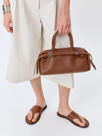 Сумка-багет с декоративными ремешками