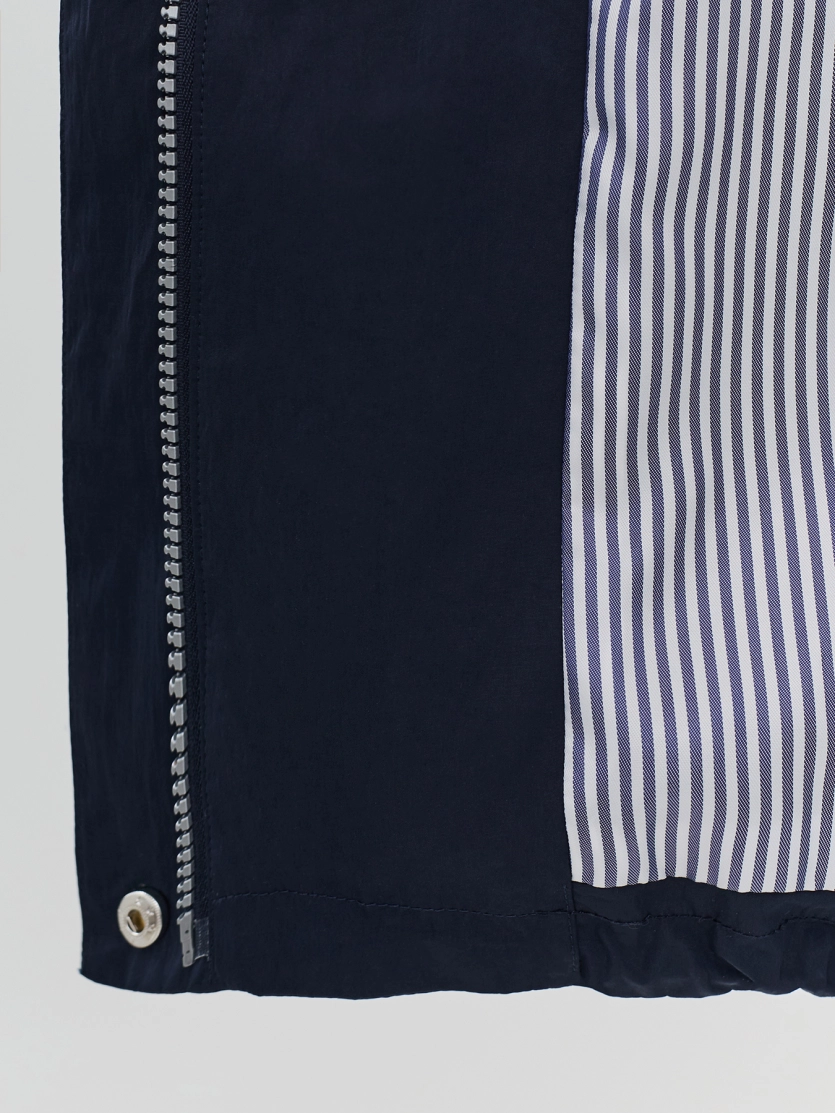 Легкая ветровка с капюшоном