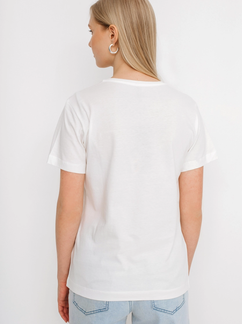 Белая футболка с фактурным деликатным принтом
